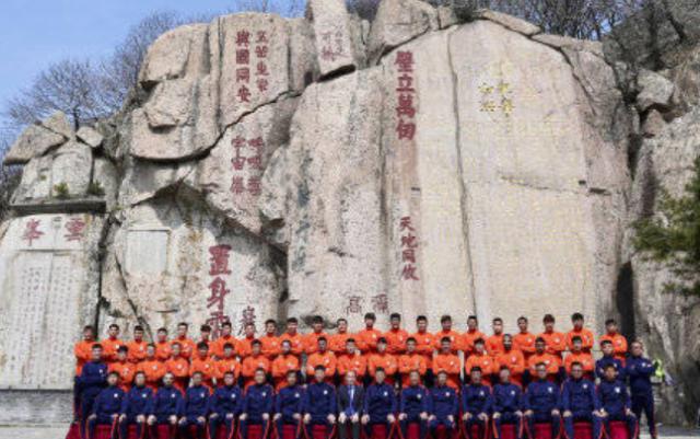 联赛开幕前搞点仪式感?中超队爬山 日本球队拜神