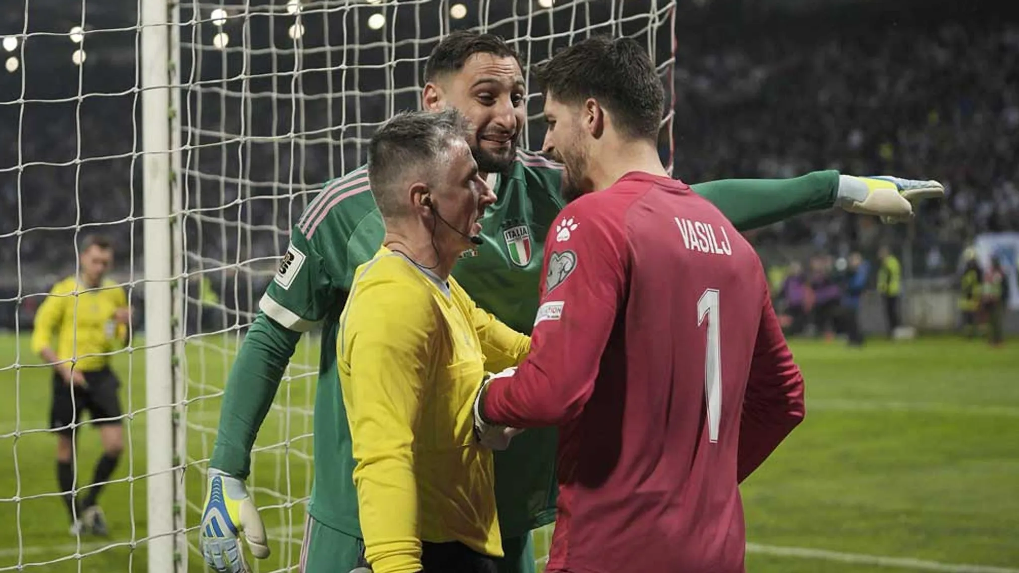 开云-多纳鲁马试图撕毁对方门将小纸条，波黑媒体表达强烈不满